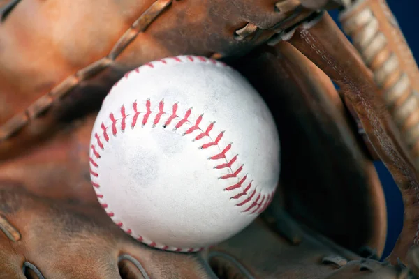 Baseballball Und Handschuh Auf Holzgrund — Stockfoto