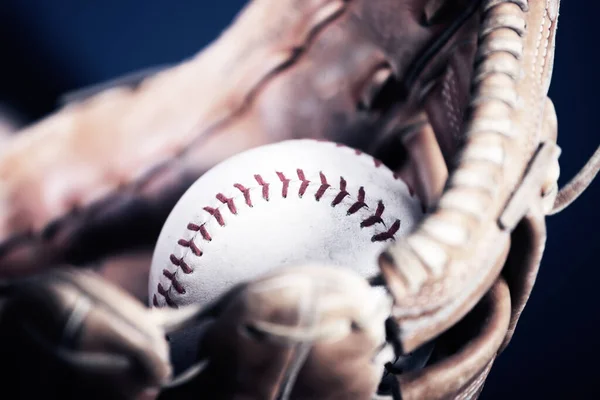 Бейсбольная Бита Мяч Деревянном Фоне — стоковое фото