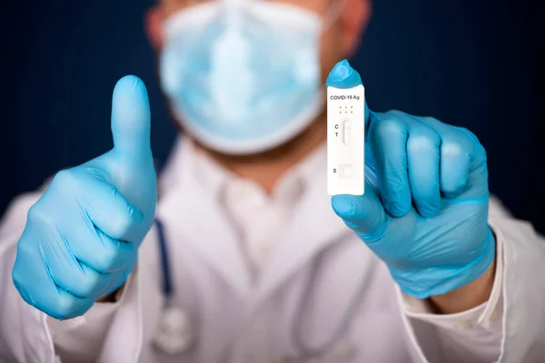 Läkare Som Håller Ett Testkit För Virussjukdom Covid Laboratoriekort Testad — Stockfoto