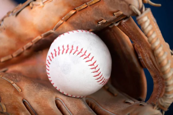 Honkbal Handschoen Bal Houten Achtergrond — Stockfoto