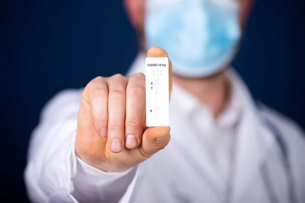 Doctor Holding Test Kit Viral Disease Covid Lab Card Kit — Stock Photo, Image