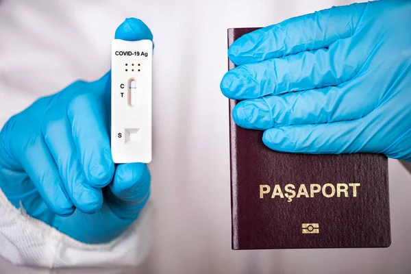 パスポートと陰性のCovid Sars Cov 検査を保持する医師 コロナウイルスと安全旅行の概念 — ストック写真