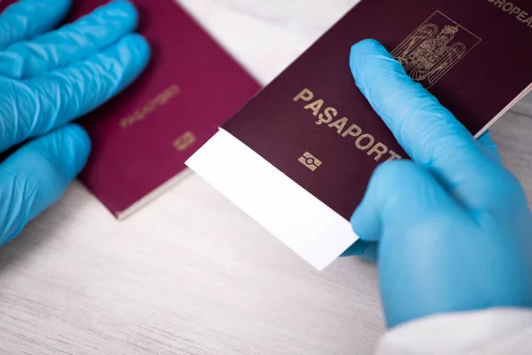 パスポートと陰性のCovid Sars Cov 検査を保持する医師 コロナウイルスと安全旅行の概念 — ストック写真