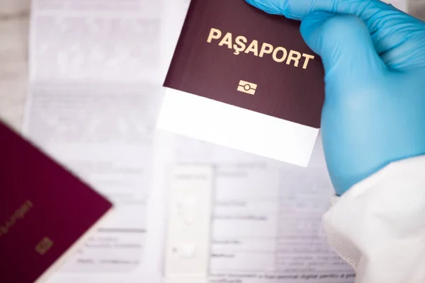 赤を背景にしたパスポート — ストック写真