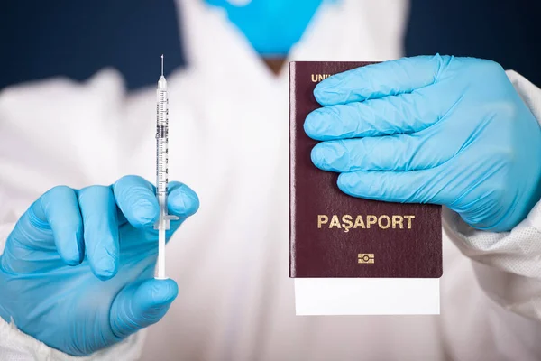 Primer Plano Una Mano Que Sostiene Pasaporte Con Fondo Azul —  Fotos de Stock