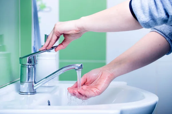 Kadınlar Tuvalette Ellerini Sabunla Yıkıyor — Stok fotoğraf