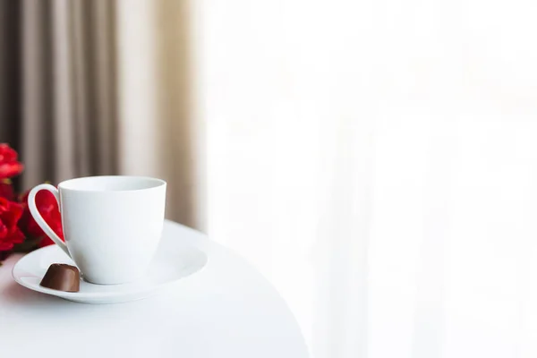 Rote Tulpensträuße Auf Dem Tisch Weiße Kaffeetasse Konzept Für Grußkarte — Stockfoto