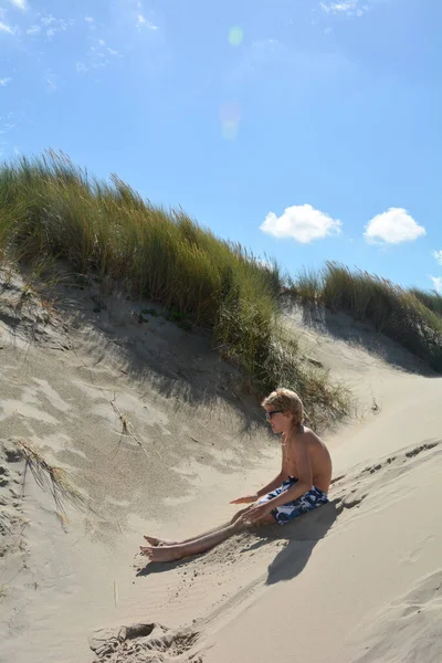 Αγόρι Που Κάθεται Στους Αμμόλοφους Μια Παραλία Της Βόρειας Θάλασσας — Φωτογραφία Αρχείου