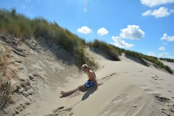 Niño Sienta Las Dunas Arena Ríe Hacia Adelante Con Cielo —  Fotos de Stock