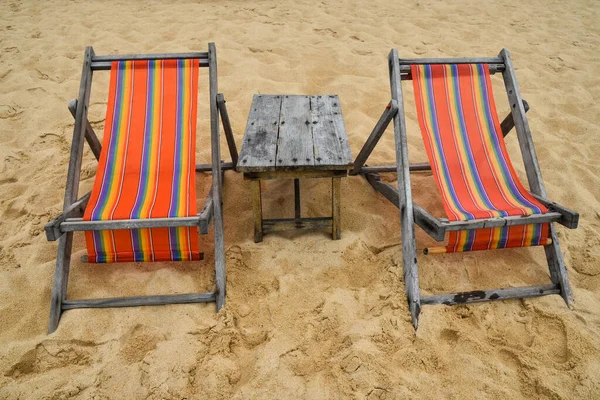 천연색 캔버스 라운지 의자와 타이의 해변에 나무로 전면시야 — 스톡 사진