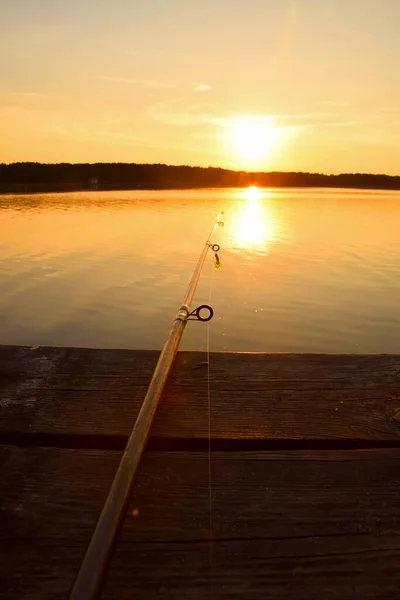 Nahaufnahme Der Angelrute Auf Einem Hölzernen Pier Bei Sonnenuntergang Persönliche — Stockfoto