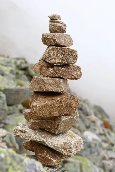 Close Cairn Equilibrado Troll Pirâmide Apedrejada Sinal Memória Turística Trilha — Fotografia de Stock