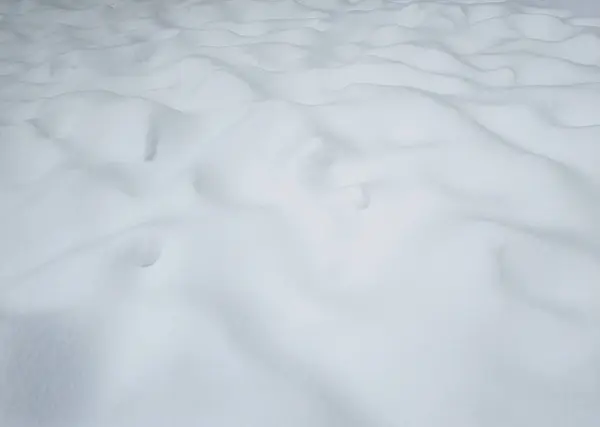 雪の降り場 寒い冬の日 角度の高い地面に凹凸のある白い雪の表面パターンの背景の質感 — ストック写真