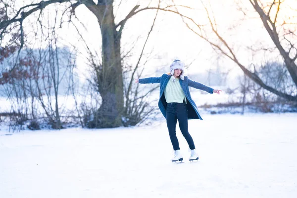 Schaatsen Het Ijs Van Een Bevroren Meer Jonge Aantrekkelijke Vrouw — Stockfoto