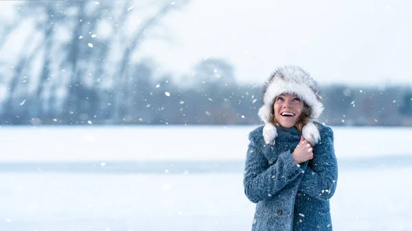 Νεαρή Ελκυστική Γυναίκα Ευτυχισμένη Χιόνι Που Πέφτει Στη Χειμερινή Φύση — Φωτογραφία Αρχείου