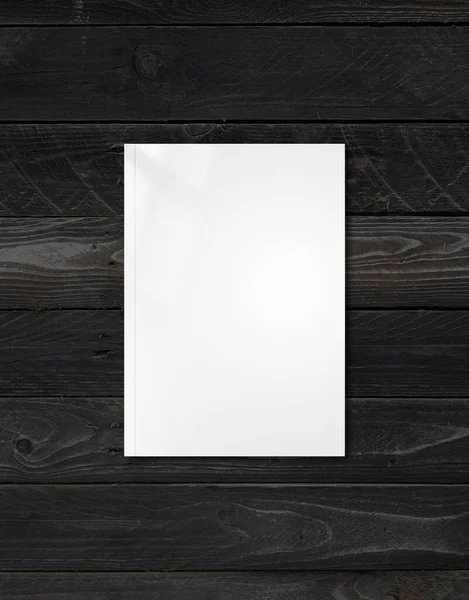 Bílá Brožura Kryt Izolované Černém Dřevě Pozadí Maketa Šablony — Stock fotografie