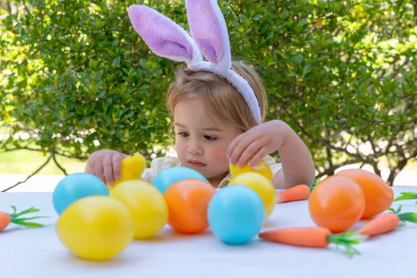 Portrait Cute Little Girl Basket Eggs — Stock Photo, Image