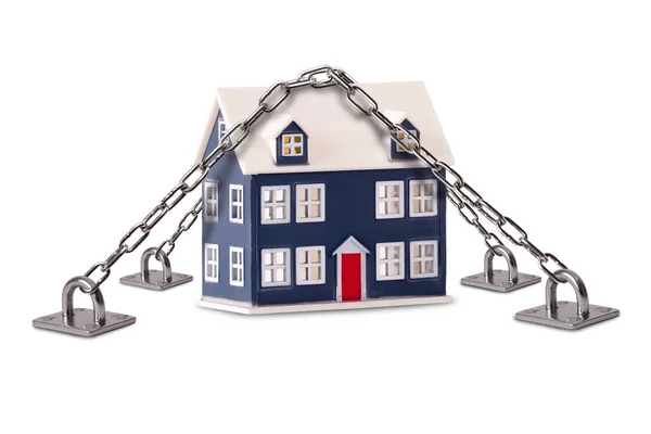 安全な家と建物の保険の概念 小さな家の鎖で家のセキュリティ保護と隔離された白い背景にロックダウン — ストック写真