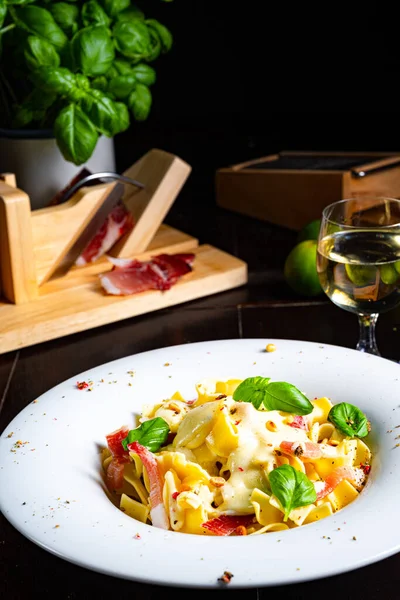 Pasta Con Queso Tocino Sobre Fondo Madera — Foto de Stock