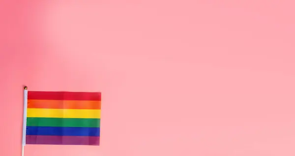 Lgbt Regenboog Vlag Trots Vlag Roze Achtergrond Bovenaanzicht Met Kopieerruimte — Stockfoto