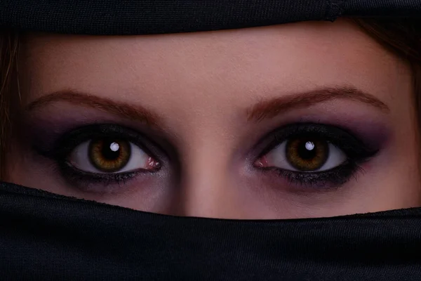스카프를 히잡을 그녀의 얼굴에 두르고 크리스탈 눈으로 아름다운 여성의 얼굴을 — 스톡 사진