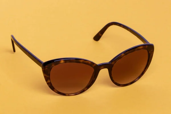 Gafas Verano Concepto Moda Primer Plano Gafas Sol Marrones Moda — Foto de Stock