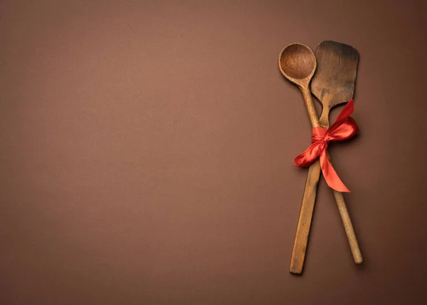 Cuchara Vieja Espátula Atadas Con Cinta Roja Sobre Fondo Marrón — Foto de Stock