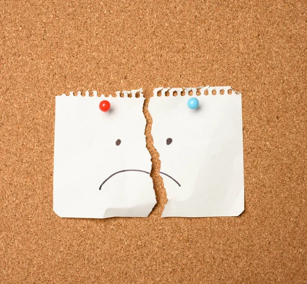 Hoja Papel Con Una Emoción Triste Unida Por Botón Tablero —  Fotos de Stock