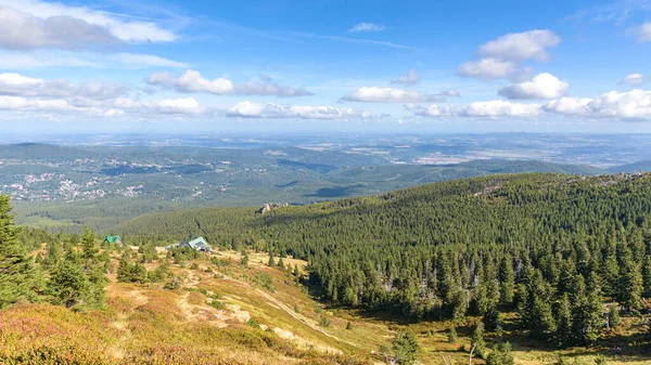 洗練された巨大な山の避難所の建物とLabski Szczyt山の斜面のパノラマビュー — ストック写真