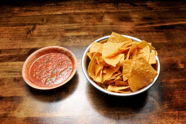 Chips Nachos Mexicanos Con Salsa Sobre Fondo Madera —  Fotos de Stock