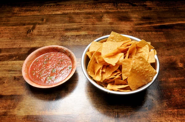 Copeaux Nachos Mexicains Avec Sauce Sur Fond Bois — Photo