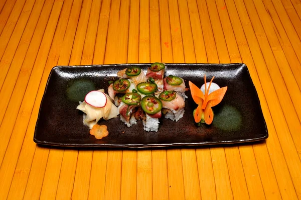 Sushi Somon Legume Fundal Negru — Fotografie, imagine de stoc