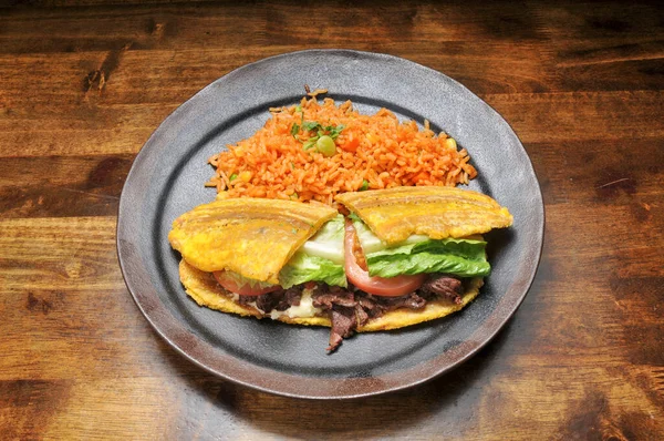 Poulet Frit Aux Légumes Fromage Dans Une Assiette — Photo