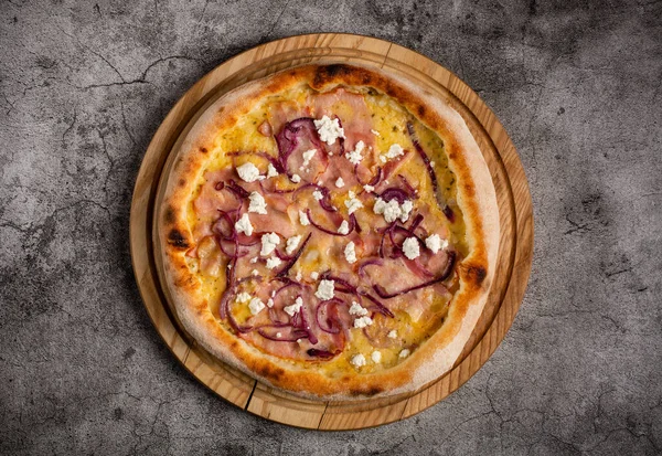 Pizza Mit Schinken Käse Und Quark Liegt Auf Einem Holzbrett — Stockfoto