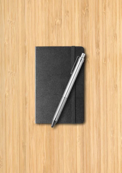 Cuaderno Negro Cerrado Con Bolígrafo Mockup Aislado Sobre Fondo Madera — Foto de Stock