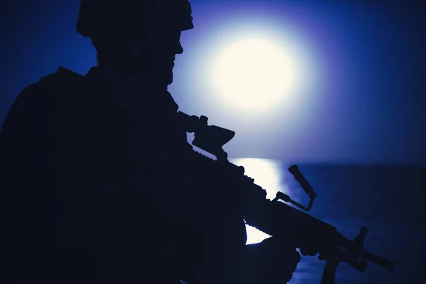 月と夜空を背景に軽機関銃で立って軍歩兵のシルエット 夜間の任務中暗闇の中でこっそりと沿岸をパトロールする弾薬の指揮官兵士 — ストック写真