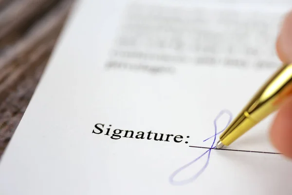Unterzeichnung Eines Vertrages Mit Unterschrift Mit Goldstift Makro Nahaufnahme Geschäftsmann Stockbild