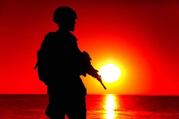 Silhouette Von Armeeschützern Marineinfanteristen Soldaten Der Küstenwache Oder Terror Einheiten — Stockfoto