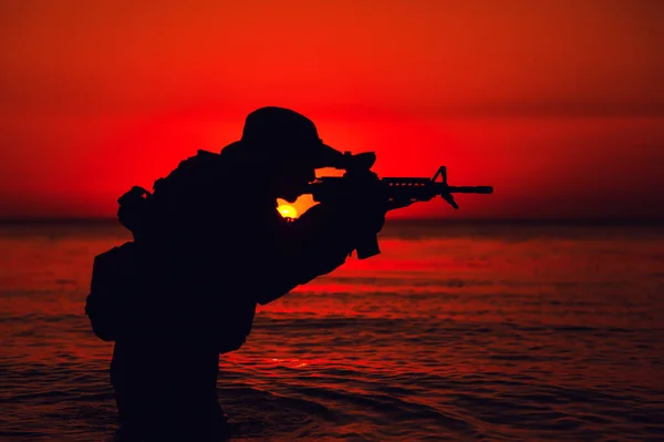 Silhouette Eines Soldaten Der Mit Dem Dienstgewehr Zielte Und Schoss — Stockfoto