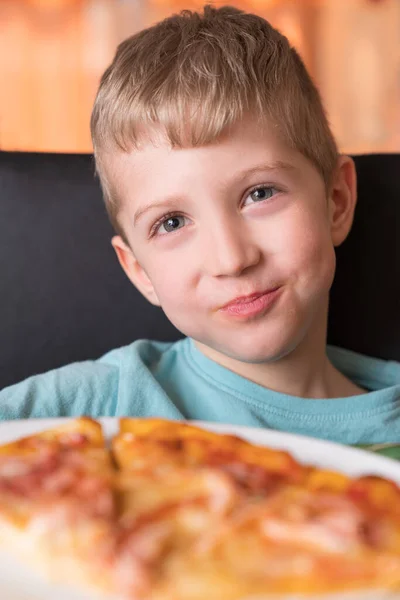 Krásný Šťastný Mladý Chlapec Usmívá Čerstvou Pizzu Sedí Černém Křesle — Stock fotografie