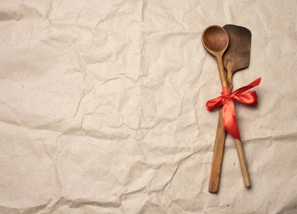 Cuchara Espátula Atadas Con Cinta Roja Sobre Fondo Papel Marrón — Foto de Stock