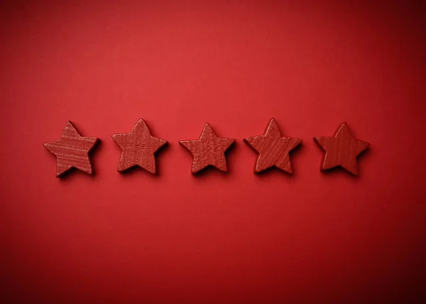 Cinco Estrellas Madera Roja Sobre Fondo Rojo Puntuación Más Alta —  Fotos de Stock