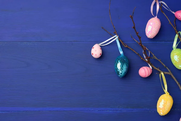 Ovos Decorativos Páscoa Pendurar Ramo Fundo Madeira Azul Espaço Cópia — Fotografia de Stock