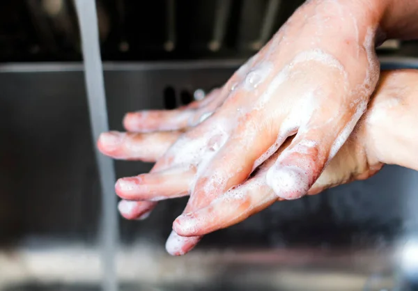 Jonge Blanke Vrouw Die Haar Handen Wast Met Zeep Rechterhand — Stockfoto