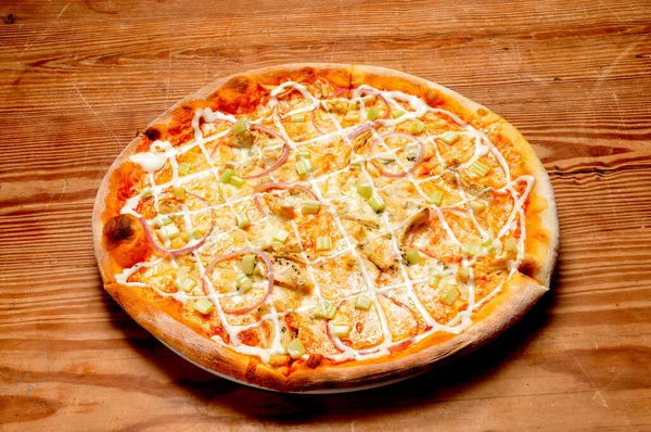 Pizza Com Presunto Queijo Tomate Sobre Fundo Madeira — Fotografia de Stock