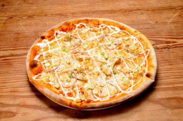 Pizza Com Presunto Queijo Fundo Madeira — Fotografia de Stock