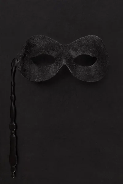 暗い背景のカーニバルマスクの白黒写真 — ストック写真