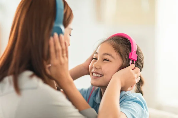 Figlia Felice Madre Ascoltare Musica Con Cuffie Casa — Foto Stock