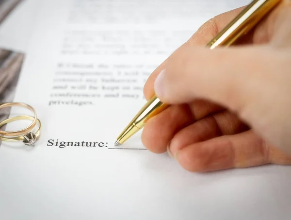 2つの黄金の結婚指輪と金のペンとの結婚契約 婚前契約 マクロを閉じる 契約の概念のロマンスとサイン — ストック写真