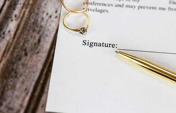 Contrato Matrimonio Con Dos Anillos Bodas Oro Pluma Oro Acuerdo —  Fotos de Stock